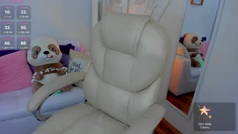 Snapshot of zobe_love chatting on 4, 3, 2025 Zobe Love online show from 4, 3, 2025