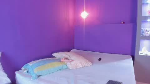 zoe_henderson online show from 8, 4, 2026