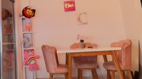 zoe_kravitx_ online show from 17, 4, 2026
