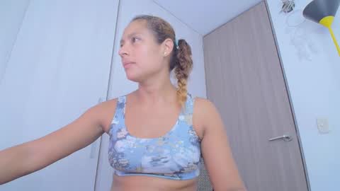 Snapshot of zoe_moon85 chatting on 13, 11, 2025 zoe online show from 13, 11, 2025