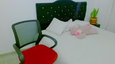 Snapshot of zoe_sexy69 chatting on 14, 11, 2025 ZOE online show from 14, 11, 2025