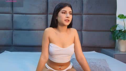 Snapshot of zoee_8 chatting on 5, 4, 2026 ZOE online show from 5, 4, 2026