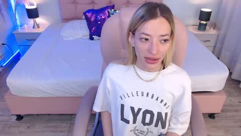 Snapshot of zoee_joness chatting on 1, 6, 2026 zoe online show from 1, 6, 2026