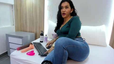 zoee_zi online show from 24, 9, 2025