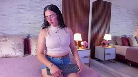 zoehiltonx online show from 18, 7, 2026