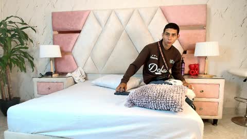 zoelucas online show from 4, 4, 2026