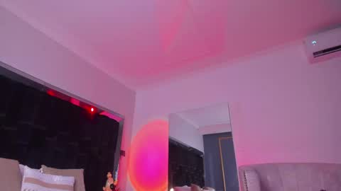 zoevidal_ online show from 13, 2, 2025