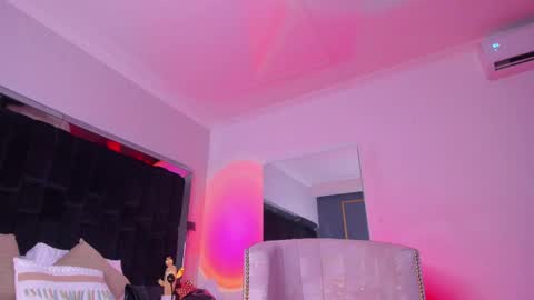 zoevidal_ online show from 16, 2, 2025