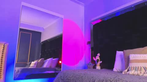 zoevidal_ online show from 5, 3, 2025