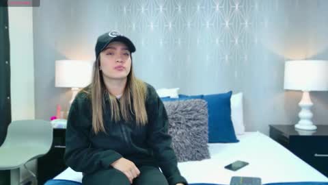 ZoeWilliis online show from 5, 4, 2026