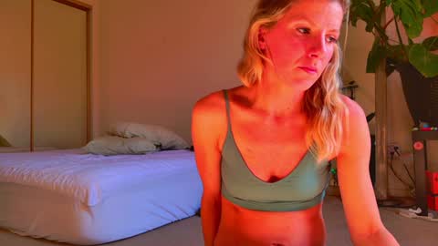 Zoeydanner online show from 13, 1, 2025