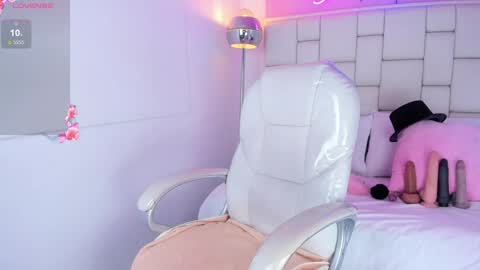 Snapshot of zoeysnow chatting on 5, 2, 2025 Z O E online show from 5, 2, 2025