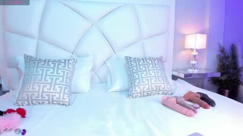 Snapshot of zoeysnow chatting on 1, 3, 2025 Z O E online show from 1, 3, 2025