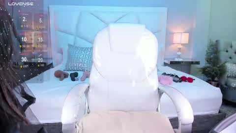 Snapshot of zoeysnow chatting on 4, 3, 2025 Z O E online show from 4, 3, 2025