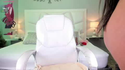 Snapshot of zoeysnow chatting on 6, 3, 2025 Z O E online show from 6, 3, 2025