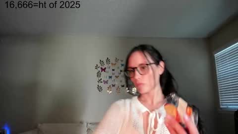 Snapshot of zoiebutterfly chatting on 25, 10, 2025 Zoie online show from 25, 10, 2025