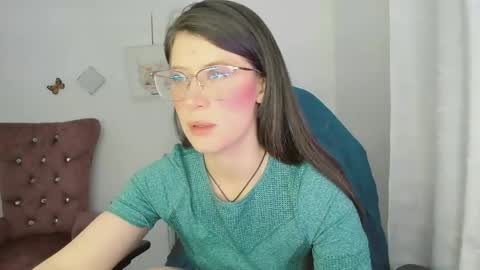 Snapshot of zooeybelair chatting on 7, 6, 2026 Alicie online show from 7, 6, 2026