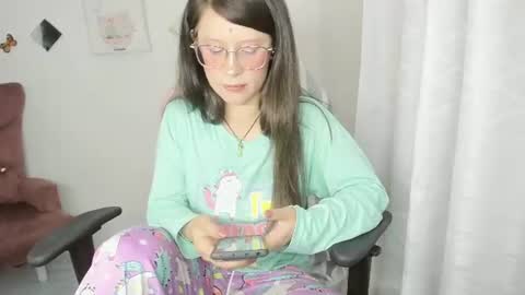 Snapshot of zooeybelair chatting on 10, 6, 2026 Alicie online show from 10, 6, 2026