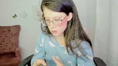 Snapshot of zooeybelair chatting on 10, 7, 2026 Alicie online show from 10, 7, 2026