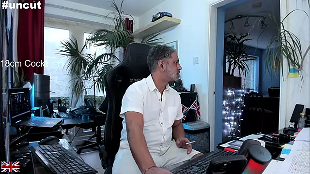 Snapshot of OnlineBossUK chatting on 9, 9, 2025 OnlineBossUK online show from 9, 9, 2025