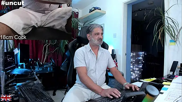 Snapshot of OnlineBossUK chatting on 12, 9, 2025 OnlineBossUK online show from 12, 9, 2025