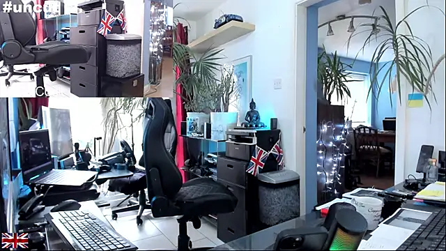 Snapshot of OnlineBossUK chatting on 13, 10, 2025 OnlineBossUK online show from 13, 10, 2025