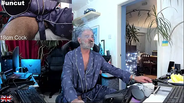 Snapshot of OnlineBossUK chatting on 19, 10, 2025 OnlineBossUK online show from 19, 10, 2025