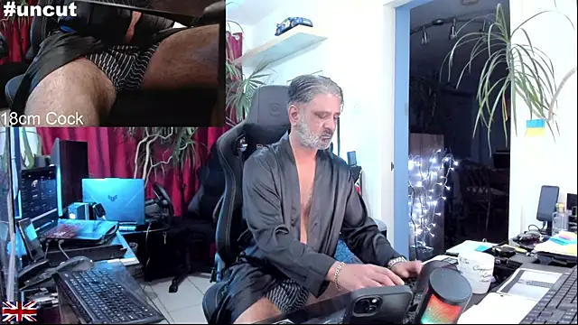 Snapshot of OnlineBossUK chatting on 21, 10, 2025 OnlineBossUK online show from 21, 10, 2025