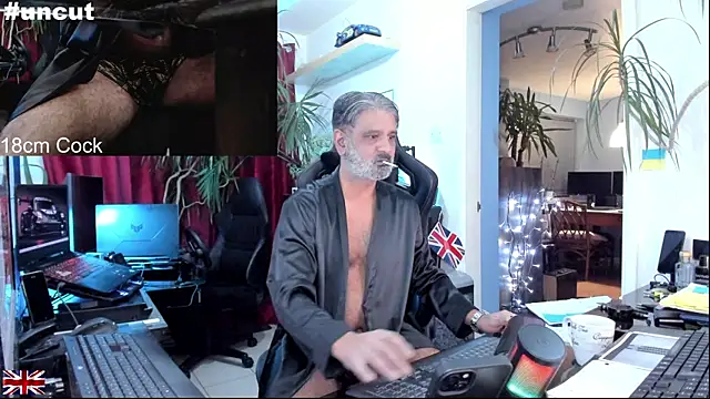 Snapshot of OnlineBossUK chatting on 24, 10, 2025 OnlineBossUK online show from 24, 10, 2025