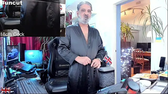 Snapshot of OnlineBossUK chatting on 28, 10, 2025 OnlineBossUK online show from 28, 10, 2025