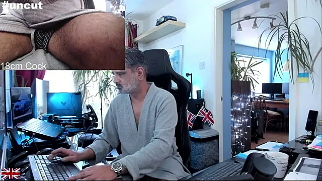 Snapshot of OnlineBossUK chatting on 2, 11, 2025 OnlineBossUK online show from 2, 11, 2025