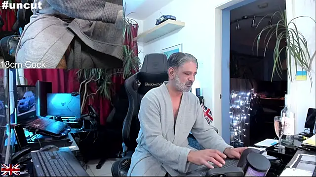 Snapshot of OnlineBossUK chatting on 2, 11, 2025 OnlineBossUK online show from 2, 11, 2025