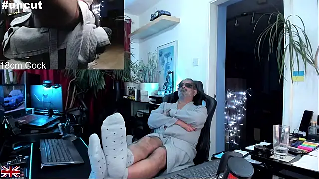 Snapshot of OnlineBossUK chatting on 7, 11, 2025 OnlineBossUK online show from 7, 11, 2025