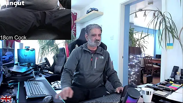 Snapshot of OnlineBossUK chatting on 8, 11, 2025 OnlineBossUK online show from 8, 11, 2025