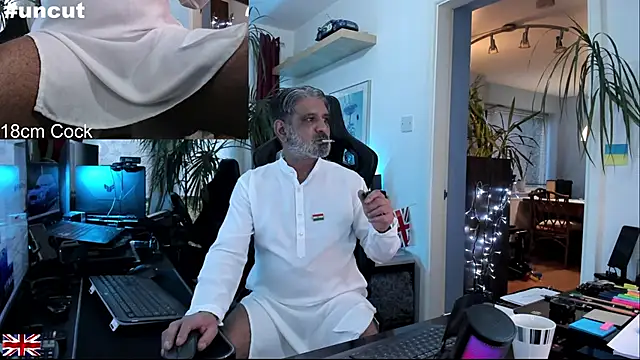 Snapshot of OnlineBossUK chatting on 14, 11, 2025 OnlineBossUK online show from 14, 11, 2025