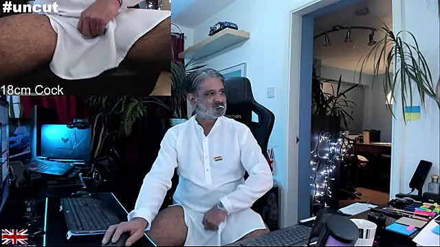 Snapshot of OnlineBossUK chatting on 15, 11, 2025 OnlineBossUK online show from 15, 11, 2025