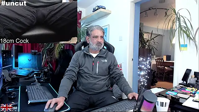 Snapshot of OnlineBossUK chatting on 17, 11, 2025 OnlineBossUK online show from 17, 11, 2025