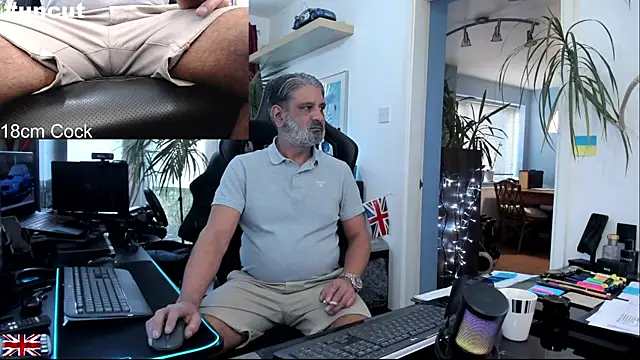 Snapshot of OnlineBossUK chatting on 18, 11, 2025 OnlineBossUK online show from 18, 11, 2025