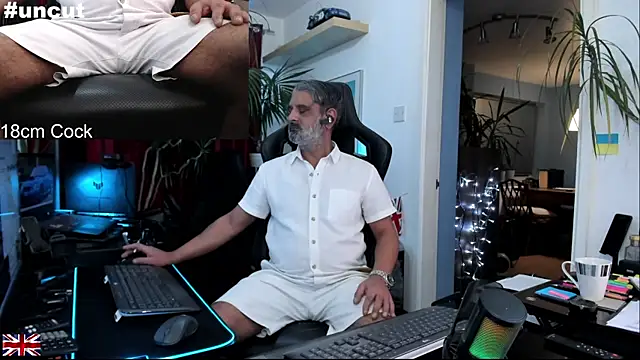 Snapshot of OnlineBossUK chatting on 19, 11, 2025 OnlineBossUK online show from 19, 11, 2025