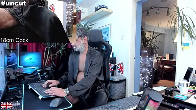 Snapshot of OnlineBossUK chatting on 21, 11, 2025 OnlineBossUK online show from 21, 11, 2025