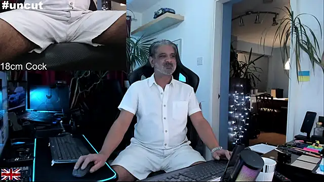 Snapshot of OnlineBossUK chatting on 24, 11, 2025 OnlineBossUK online show from 24, 11, 2025