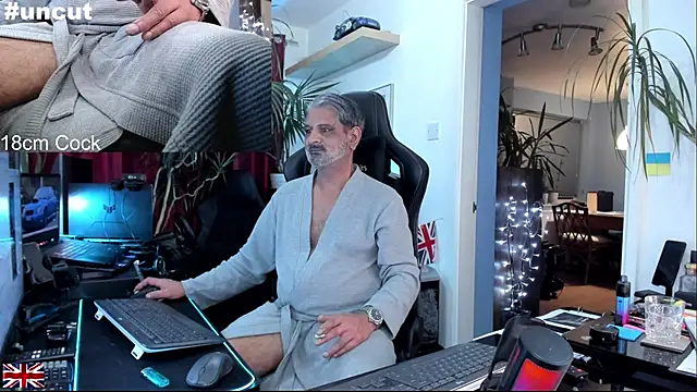 Snapshot of OnlineBossUK chatting on 25, 11, 2025 OnlineBossUK online show from 25, 11, 2025