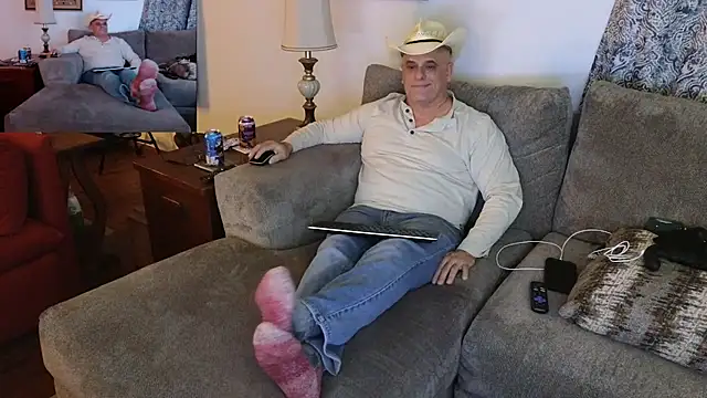 Snapshot of Foxhunt99 chatting on 8, 2, 2025 Foxhunt99 online show from 8, 2, 2025