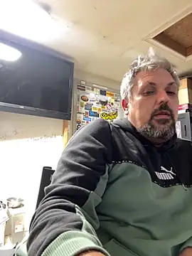 Snapshot of tank32s chatting on 17, 11, 2025 tank32s online show from 17, 11, 2025