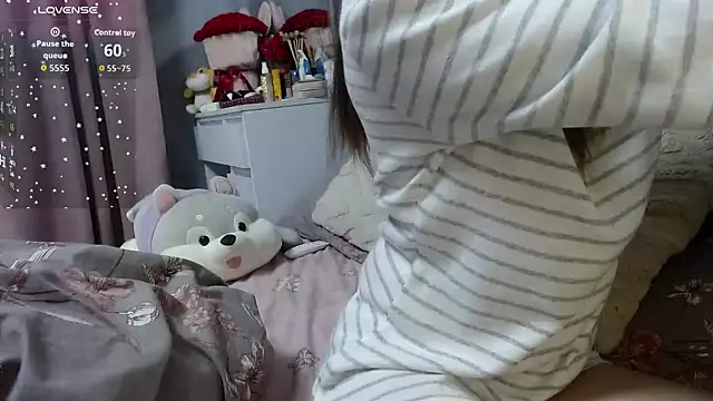 Snapshot of Viktoriiya_bald chatting on 3, 11, 2025 Viktoriiya bald online show from 3, 11, 2025