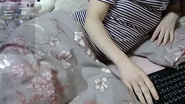 Snapshot of Viktoriiya_bald chatting on 25, 11, 2025 Viktoriiya bald online show from 25, 11, 2025