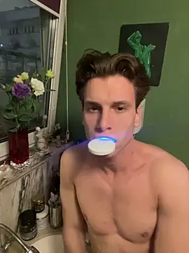 ETHAN MOORE online show from 31, 10, 2025