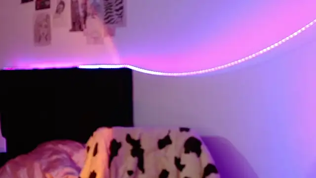 Coralinnee  online show from 26, 1, 2025