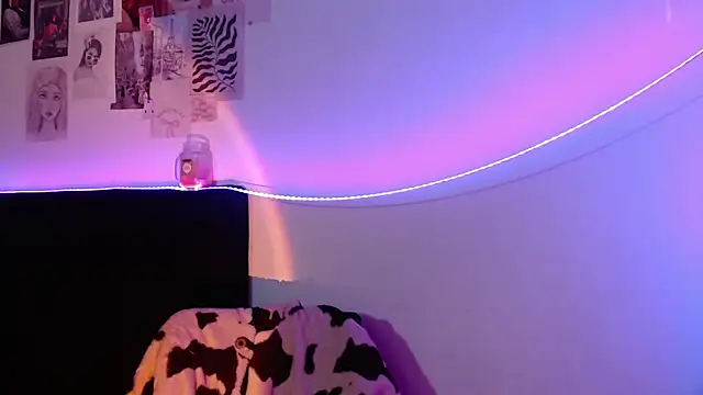 Coralinnee  online show from 6, 2, 2025