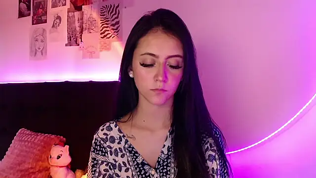 Coralinnee  online show from 1, 3, 2025